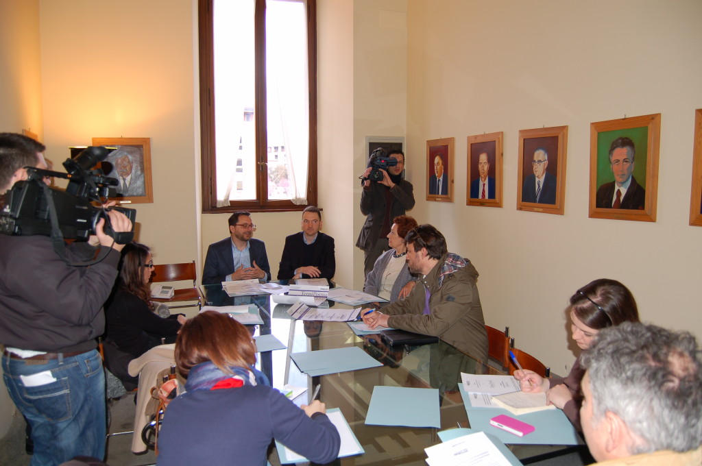 Conferenza stampa TerniPoesia

Simone Guerra, Assessore alla Cultura e alla politiche giovanili del Comune di Terni e Diego Vitali, Vice-presidente Gutenberg.